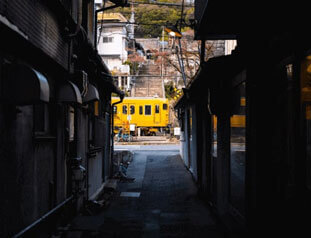 路地から見える電車