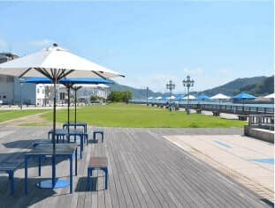 尾道駅前芝生広場